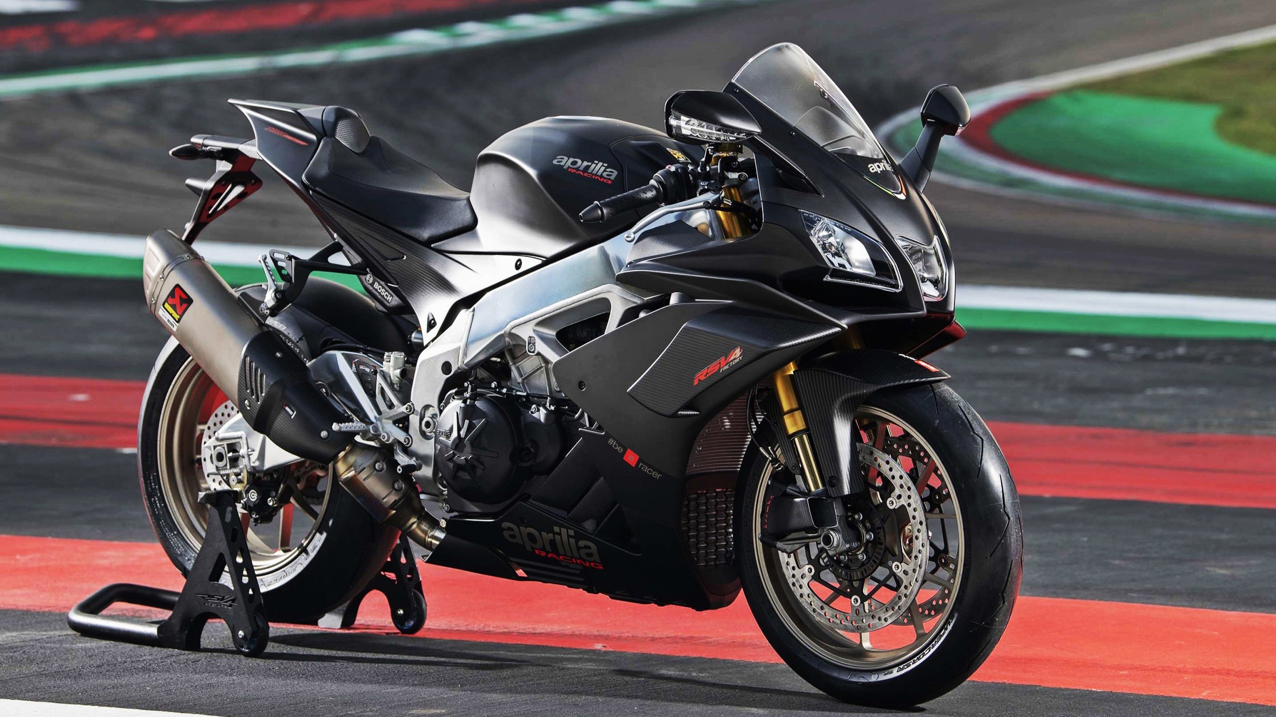 冠军的黄昏,当赛道轰鸣遇见球馆静默